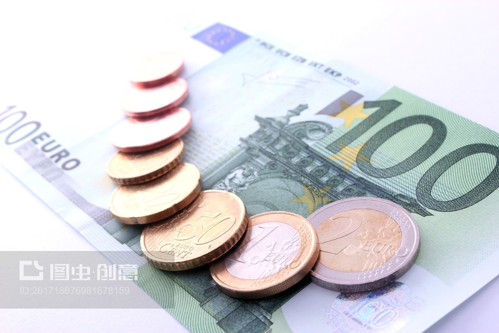 100欧元纸币上的欧元硬币euro coins on 100 euro note